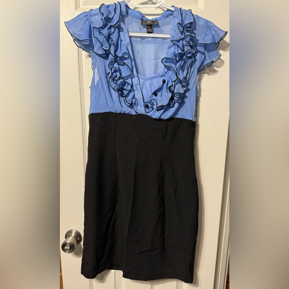 Byline Blue Sleeveless Ruffled Dress. Sz 9
Armpit To Armpit 16
Top To Bottom 36